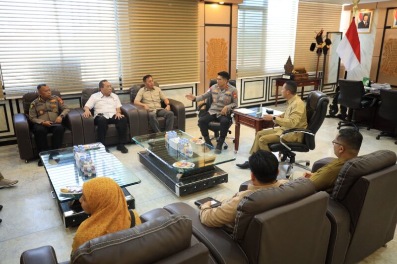 Kapolda Aceh Irjen Pol. Marzuki Ali Basyah, menerima audiensi Kepala Balai Besar Pengawas Obat dan Makanan (BBPOM) di Banda Aceh, Riyanto beserta jajaran, di ruang kerja Kapolda Aceh, Selasa, 7 Oktober 2025. dok. Polda Aceh