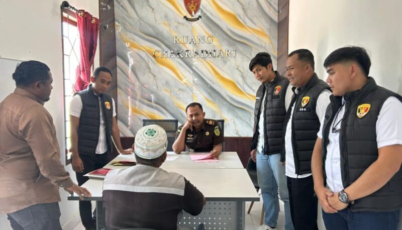Penyidik Satreskrim Polres Bener Meriah, Polda Aceh, melaksanakan tahap II atau penyerahan tersangka dan barang bukti kasus penyalahgunaan pengangkutan dan/atau niaga bahan bakar minyak (BBM) bersubsidi kepada Kejaksaan Negeri Bener Meriah. dok. Polda Aceh