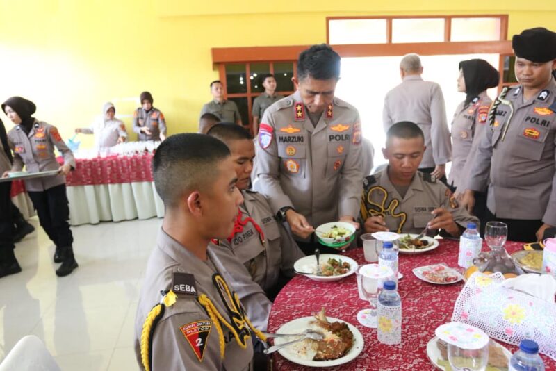 Kapolda Aceh Irjen Pol. Marzuki Ali Basyah, bersama Wakapolda Brigjen Ari Wahyu Widodo, meninjau langsung menu makanan para siswa Sekolah Calon Bintara (Secaba) Polri di Sekolah Polisi Negara (SPN) Polda Aceh, Seulawah, Kabupaten Aceh Besar, Rabu, 8 Oktober 2025. dok. Polda Aceh