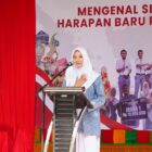 Iffah Azka Alia, siswi kelas 12 SMAN 10 Fajar Harapan Banda Aceh, mendapatkan kesempatan untuk berpidato di hadapan Wakil Menteri dan tamu undangan lainnya. dok. Ist