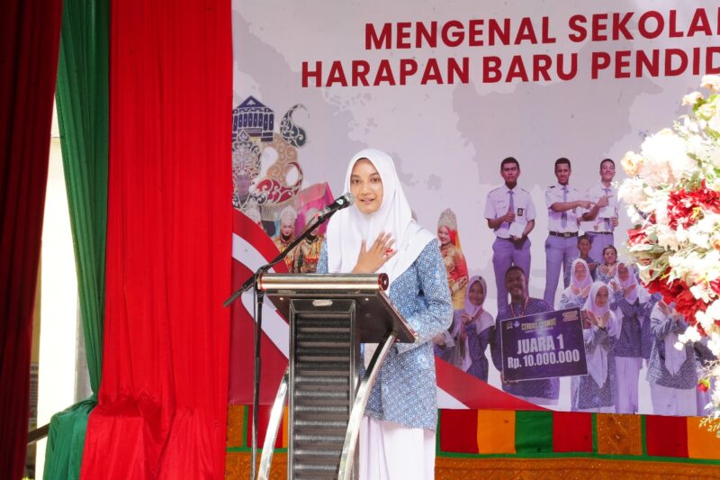 Iffah Azka Alia, siswi kelas 12 SMAN 10 Fajar Harapan Banda Aceh, mendapatkan kesempatan untuk berpidato di hadapan Wakil Menteri dan tamu undangan lainnya. dok. Ist