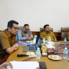 Kepala Dinas Pendidikan Aceh, Marthunis, S.T., D.E.A., didampingi tenaga ahli Disdik Aceh, Arman Fauzi, serta sejumlah pejabat eselon III dan IV, menerima kunjungan kerja dari Ketua dan jajaran Komisi Informasi Aceh (KIA) di ruang kerja Kepala Dinas Pendidikan Aceh, Selasa (7/10/2025). dok. Ist