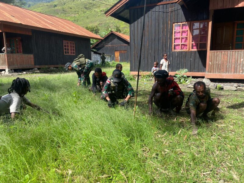 Di perumahan warga, kehangatan yang jarang terlihat begitu nyata TNI dan Warga melaksanakan Gotong Royong di Distrik Tingginambut Kab Puncak Jaya, Provinsi Papua Tengah, Kamis (09/10/2025). dok. Pendam IM