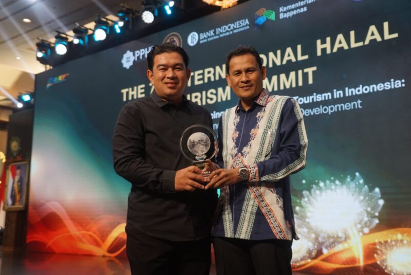 Asisten Perekonomian & Pembangunan Sekda Aceh, Dr. Ir. Zulkifli, M.Si mewakili Gubernur Aceh di dampingi Kadis Kebudayaan & Pariwisata Aceh Almuniza Kamal, S.STP, M.Si menerima penghargaan pada anjang bergensi Indonesia Muslim Travel Index (IMTI) 2025 peringkat ke - 4 nasional dalam Kategori Destinasi Pariwisata Ramah Muslim dan Penghargaan