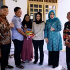 Ketua TP PKK Aceh Marlina Usman, mendampingi Wakil Menteri Kependudukan dan Pembangunan Keluarga/Wakil Kepala BKKBN RI Ratu Ayu Isyana Bagus Oka, saat menyerahkan paket bahan pokok dan Makanan Bergizi Gratis kepada Mauriza Sari, seorang wanita hamil, di Gampong Ie Masen Kayee Adang Kamis (9/10/2025). dok. Ist