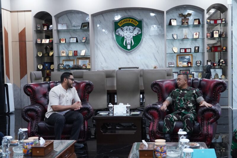Panglima Komando Daerah Militer Iskandar Muda (Pangdam IM), Mayjen TNI Joko Hadi Susilo, S.I.P., menerima audiensi dari Senior Manager Perencanaan PLN Aceh, Jefri Husni, beserta rombongan di ruang kerja Pangdam IM, Banda Aceh, Jumat (10/10/2025). DOK. PENDAM IM