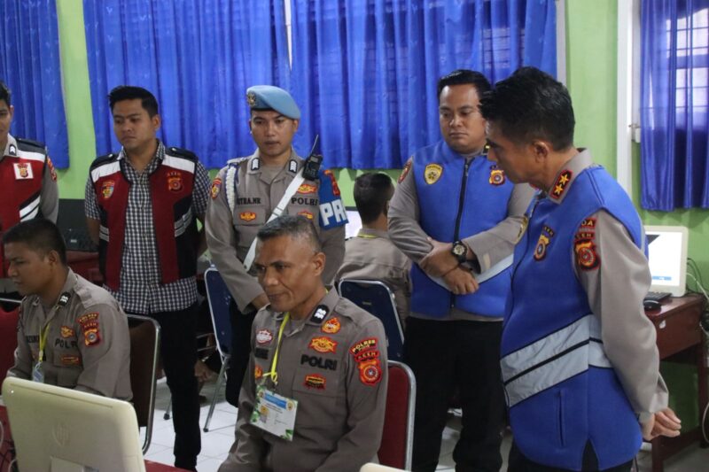 Kapolda Aceh, Irjen Pol. Marzuki Ali Basyah, meninjau pelaksanaan ujian seleksi Perwira Alih Golongan (PAG) tahun anggaran 2025 di SMA Negeri 3 Banda Aceh, Jumat (10/10/2025). dok. Polda Aceh
