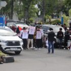 Sekitar 150 mahasiswa yang tergabung dalam Kesatuan Aksi Mahasiswa Muslim Indonesia (KAMMI) Banda Aceh menggelar aksi bela Palestina di Tugu Simpang Lima, Banda Aceh, Minggu (12/10/2025). dok. Polresta Banda Aceh