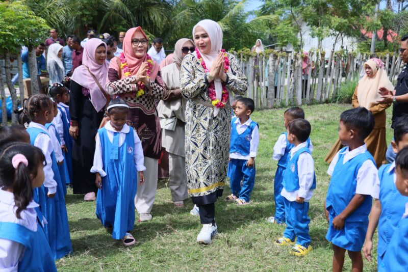 Bunda Pendidikan Anak Usia Dini (PAUD) Aceh Marlina Muzakir, melakukan kunjungan kerja ke PAUD Negeri Pembina, di Gampong Lampuyang Kecamatan Pulo Aceh, Senin (13/10/2025). dok. Ist