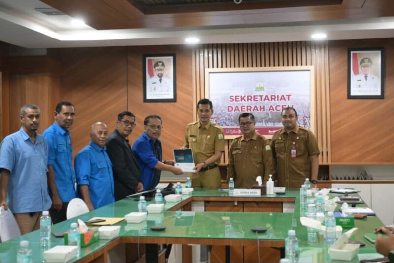 Sekretaris Daerah Aceh, M. Nasir. S.IP, MPA, didampingi Kadis Kominsa Aceh Dr. Edi Yandra, S.STP, MSP dan Kepala Biro Adpim Setda Aceh Akkar Arafar, S.STP, M.Si serta pejabat terkait menerima Audiensi Ketua PWI Aceh, Nasir Nurdin beserta pengurus PWI di ruang Rapat Sekda Aceh, Banda Aceh, Selasa, 14 Oktober 2025. dok. Ist