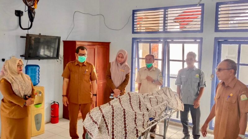 Plh. Dinas Sosial Aceh, Zulkarnain, S.KM, M.Kes dan Kepala UPTD Panti Sosial Lanjut Usia Geunaseh Sayang Dinas Sosial Aceh, Intan Melya, A.KS, M.Si, meninjau panti untuk melihat salah satu penghuni yang meninggal dunia di Banda Aceh, Selasa (14/10/2025). dok. Ist