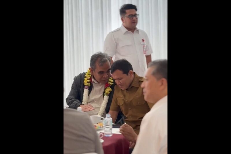 Wakil Gubernur Aceh, H. Fadhlullah, S.E., menyambut kedatangan Ketua Majelis Permusyawaratan Rakyat Republik Indonesia (MPR RI), H. Ahmad Muzani, beserta rombongan di VIP Room Bandara Internasional Sultan Iskandar Muda (SIM), Blang Bintang, Kabupaten Aceh Besar, Selasa (14/10/2025). dok. Ist