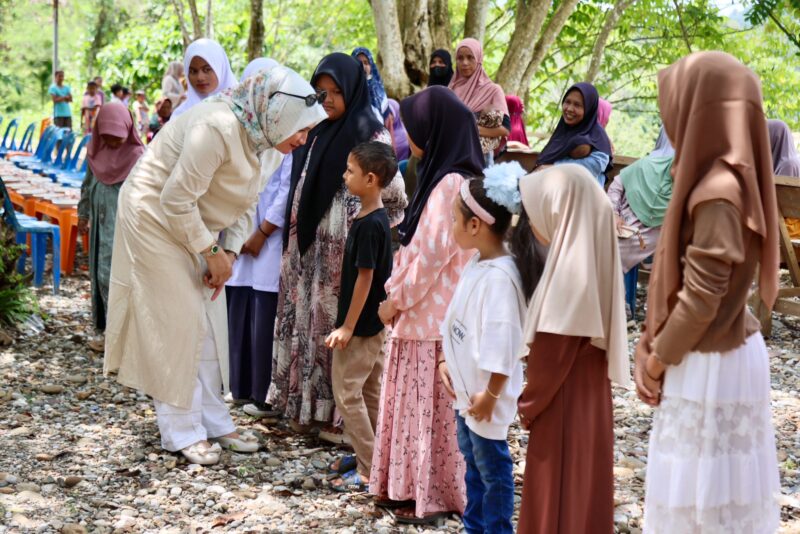 Ketua TP-PKK Aceh Marlina Muzakir, memberi santunan dan makan bersama puluhan anak yatim dan kaum ibu, di Gampong Pante Bahagia Kecamatan Paya Bakong Kab. Aceh Utara, Selasa (14/10/2025). dok. Ist
