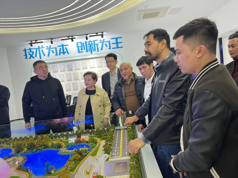 Gubernur Aceh, Muzakir Manaf, di dampingi Dinas Penanaman Modal dan Pelayanan Terpadu Satu Pintu (DPMPTSP) Aceh, Staf Ahli Gubernur Aceh Teuku Irsyadi, Direktur Utama PT Pembangunan Aceh (PEMA) Mawardi Nur, Ketua Kamar Dagang dan Industri (KADIN) Aceh Muhammad Iqbal melakukan kunjungan lapangan untuk mengkaji secara langsung teknologi dan manajemen industri peternakan modern di Provinsi Henan, Tiongkok, Selasa, 14 Oktober 2025. dok. Ist