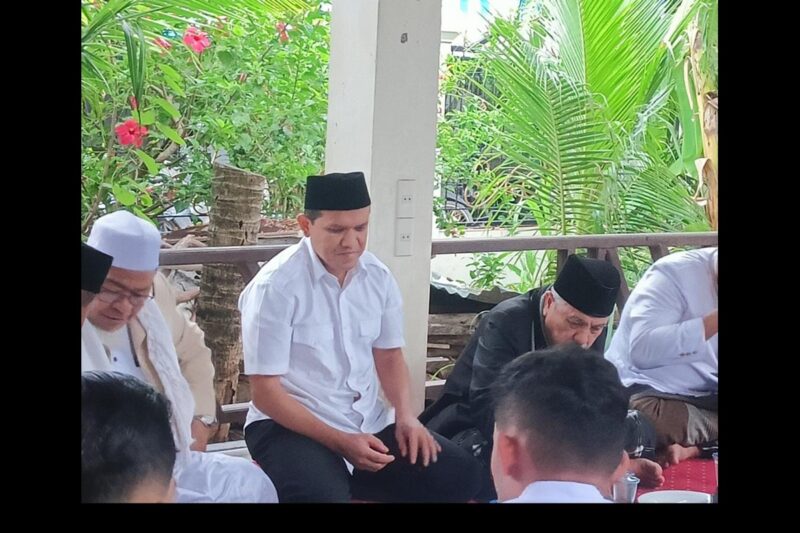 Wakil Gubernur Aceh, H. Fadhlullah, S.E., menghadiri peringatan Maulid Nabi Muhammad SAW yang digelar di Balee Jeumala, Rabu (15/10/2025). dok. Ist