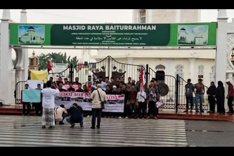 Aliansi Rakyat Aceh Bela Palestina (ARABP) kembali menggelar aksi damai di halaman Masjid Raya Baiturrahman, Banda Aceh, Rabu (15/10/2025). dok. Polda Aceh