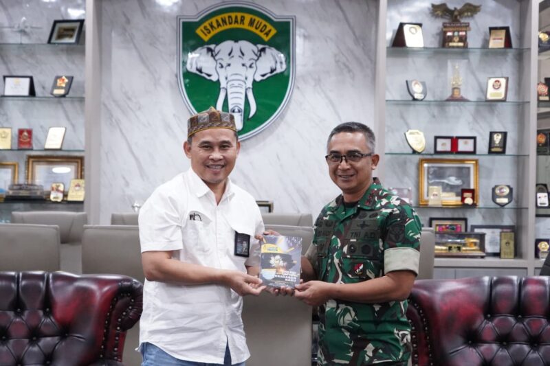 Panglima Komando Daerah Militer Iskandar Muda (Pangdam IM), Mayor Jenderal TNI Joko Hadi Susilo, S.I.P., menerima audiensi General Manager PLN Aceh, Mundhakir, beserta rombongan di ruang kerja Pangdam IM, Rabu (15/10/2025). dok. Pendam IM