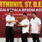 Pelaksana Tugas (Plt.) Kepala Dinas Pendidikan Aceh, Murthalamuddin, S.Pd., MSP melepas Marthunis, ST., D.E.A., yang sebelumnya menjabat sebagai Kadis Pendidikan Aceh menjadi Kepala BPSDM Aceh. dok. Ist
