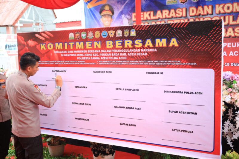 Kapolda Aceh Irjen Pol. Marzuki Ali Basyah dalam kegiatan Deklarasi dan Komitmen Bersama Penanggulangan Narkoba di Kampung Bebas dari Narkoba, Desa Rima Jeuneu, Kecamatan Peukan Bada, Kabupaten Aceh Besar, Rabu, 15 Oktober 2025. dok. Ist