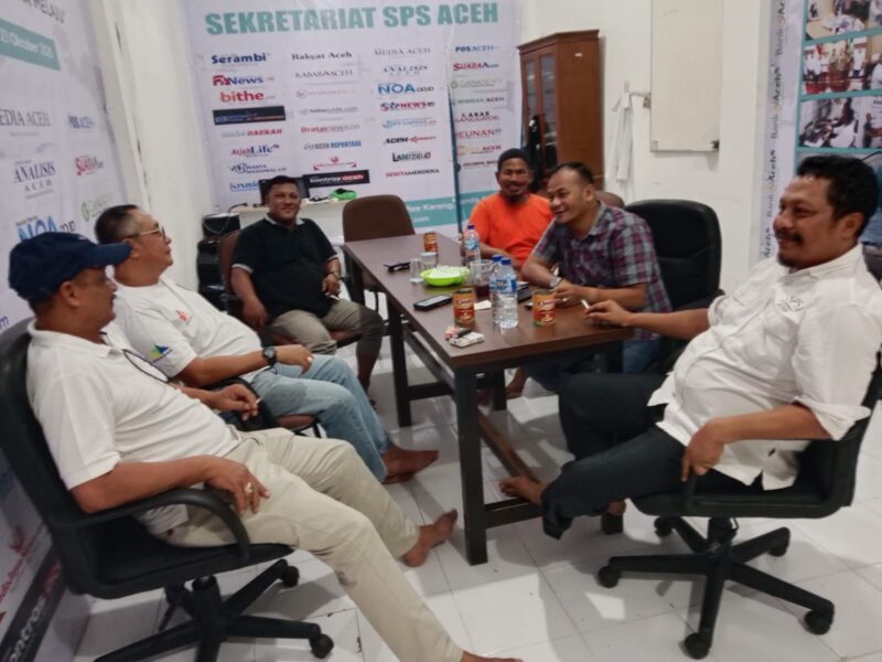 Kepala Satuan Polisi Pamong Praja dan Wilayatul Hisbah (Satpol PP dan WH) Aceh, Jalaluddin saat berkunjung ke kantor Sekretariat Serikat Perusahaan Pers (SPS) Aceh, pada Rabu, 15 Oktober 2025. dok. Ist