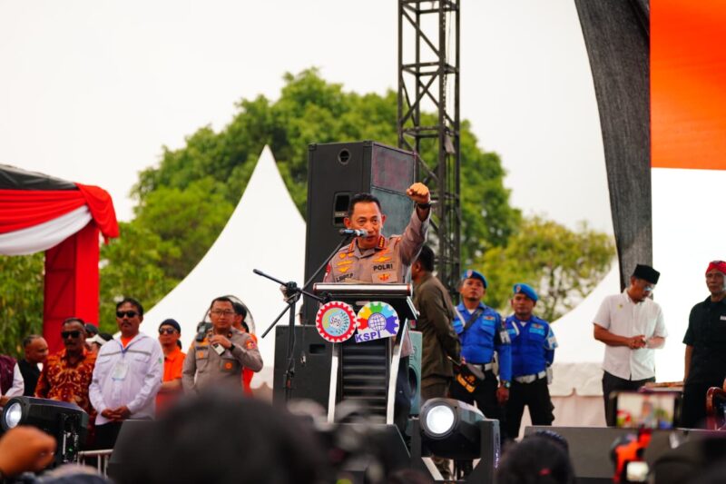 Kapolri saat menghadiri undangan sekaligus memberikan sambutan di acara Apel Akbar Kebangsaan Buruh Indonesia di Lapangan Botanical Jababeka, Bekasi, Rabu (15/10/2025). dok. Polda Aceh