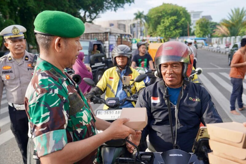 Jumat Berkah, Kodam Iskandar Muda bagikan 357 paket makanan gratis untuk warga. dok. Pendam IM