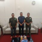 Penasehat DPC Asosiasi Pertambangan Rakyat Indonesia (APRI) Aceh Selatan, Hanzirwansyah, bersama Ketua APRI Aceh Selatan Delky Nofrizal Qutni, melakukan kunjungan kerja ke Bupati Aceh Barat Daya (Abdya) Dr. Safaruddin, Jumat, 17 Oktober 2025. dok. Ist