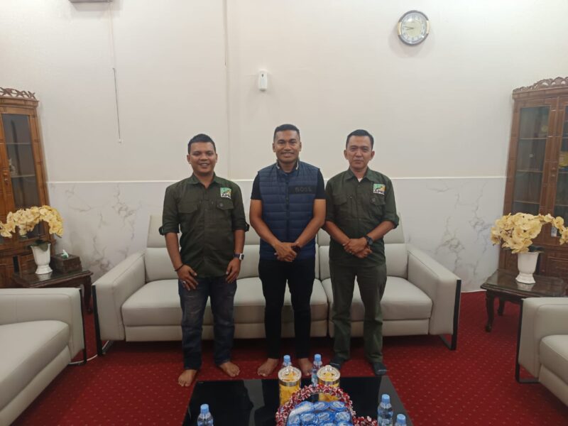 Penasehat DPC Asosiasi Pertambangan Rakyat Indonesia (APRI) Aceh Selatan, Hanzirwansyah, bersama Ketua APRI Aceh Selatan Delky Nofrizal Qutni, melakukan kunjungan kerja ke Bupati Aceh Barat Daya (Abdya) Dr. Safaruddin, Jumat, 17 Oktober 2025. dok. Ist