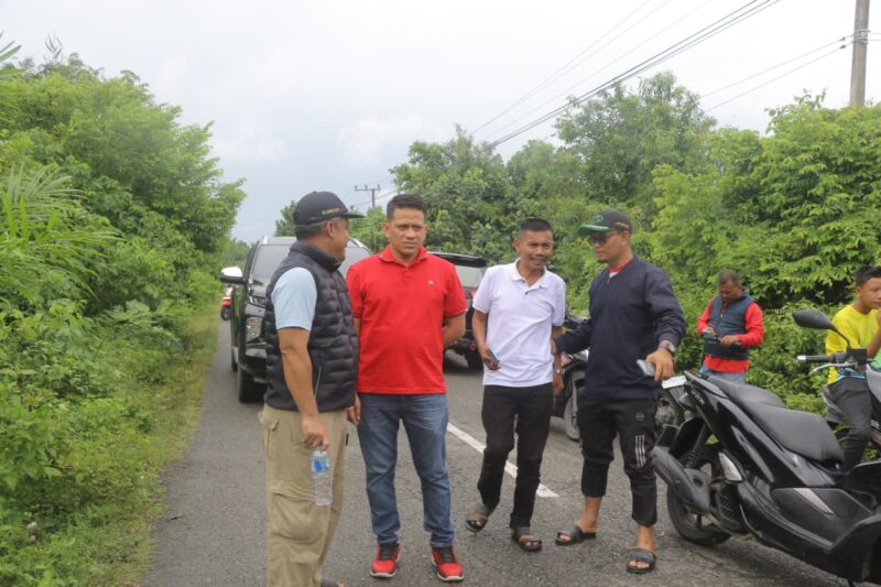 Wakil Ketua I DPRK Aceh Barat, Azwir SP meninjau langsung kondisi jalan yang terputus di Gampong Rantau Panyang Timur, Kecamatan Meureubo. dok. Ist