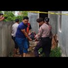 Seorang warga Gampong Lamteumen Barat Kecamatan Jaya Baru Kota Banda Aceh, SM (51) ditemukan meninggal dunia dalam salah satu rumah milik warga di Gampong Lamgapang Kecamatan Krueng Barona Jaya Aceh Besar, Sabtu (18/10/2025) sore. dok. Polresta Banda Aceh
