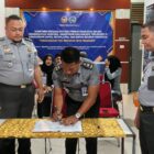 Kepala Rumah Tahanan Negara Kelas IIB Sabang, Muhidfuddin, bersama pejabat struktural dan seluruh jajaran pegawai mengikuti kegiatan Penandatanganan Komitmen Bersama Jajaran Pemasyarakatan dalam upaya pemberantasan narkoba, handphone, dan barang-barang terlarang di lingkungan pemasyarakatan. dok. Ist