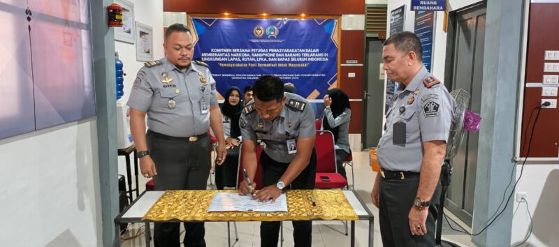 Kepala Rumah Tahanan Negara Kelas IIB Sabang, Muhidfuddin, bersama pejabat struktural dan seluruh jajaran pegawai mengikuti kegiatan Penandatanganan Komitmen Bersama Jajaran Pemasyarakatan dalam upaya pemberantasan narkoba, handphone, dan barang-barang terlarang di lingkungan pemasyarakatan. dok. Ist