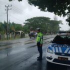 Satlantas Polres Aceh Jaya melakukan patroli intensif di sejumlah ruas jalan utama dan lintas yang rawan banjir akibat tingginya curah hujan beberapa hari terakhir. dok. Polda Aceh