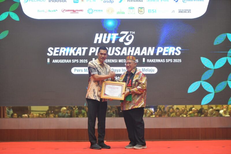 Sekda Aceh, M. Nasir menyampaikan sambutan sekaligus menerima Anugerah SPS pada kegiatan HUT ke-79 Serikat Perusahaan Pers (SPS) Tahun 2025