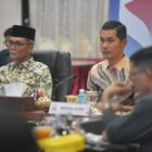 Sekretaris Daerah (Sekda) Aceh, M. Nasir, bersama Forum Bersama (Forbes) DPR/DPD RI asal Aceh menggelar pembahasan perubahan Undang-Undang Nomor 11 Tahun 2006 tentang Pemerintahan Aceh (UUPA) dan Dana Otonomi Khusus (Otsus) di Restoran Meuligoe Gubernur Aceh, Senin malam (20/10/2025). dok. Ist