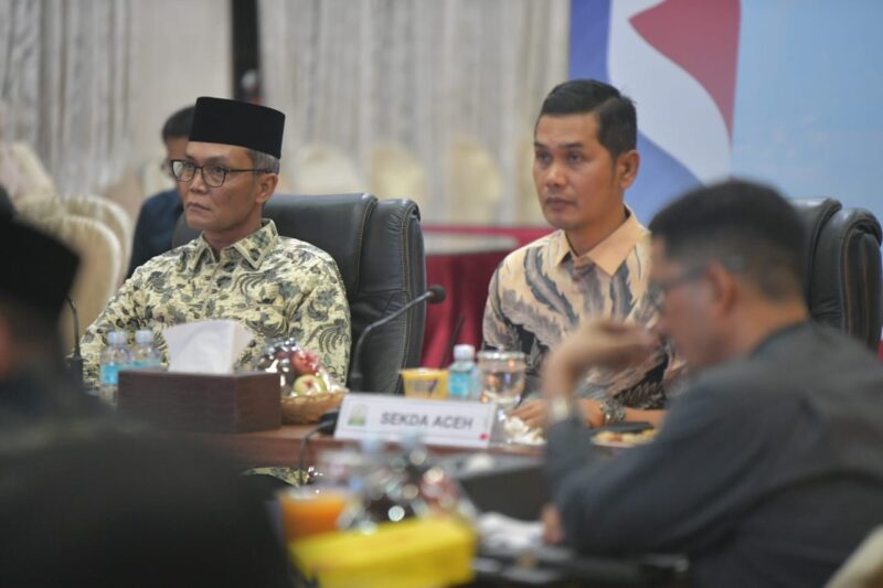 Sekretaris Daerah (Sekda) Aceh, M. Nasir, bersama Forum Bersama (Forbes) DPR/DPD RI asal Aceh menggelar pembahasan perubahan Undang-Undang Nomor 11 Tahun 2006 tentang Pemerintahan Aceh (UUPA) dan Dana Otonomi Khusus (Otsus) di Restoran Meuligoe Gubernur Aceh, Senin malam (20/10/2025). dok. Ist