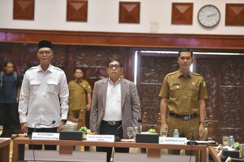 Sekretaris Daerah Aceh M Nasir, saat membacakan sambutan Gubernur Aceh pada Pertemuan Pemerintah Aceh bersama Banleg DPR RI dengan para akademisi dan tokoh masyarakat Aceh, di Anjong Mon Mata komplek Meuligoe Gubernur Aceh, Selasa (21/10/2025). dok. Ist