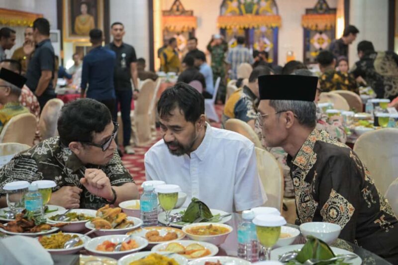 Gubernur Aceh, H. Muzakir Manaf bersama jajaran pimpinan Pemerintah Aceh menjamu pimpinan, anggota dan.rombongan Badan Legislasi DPR RI dalam jamuan makan malam di Restoran Pendopo Gubernur Aceh, Selasa, 21 Oktober 2025. dok. Ist