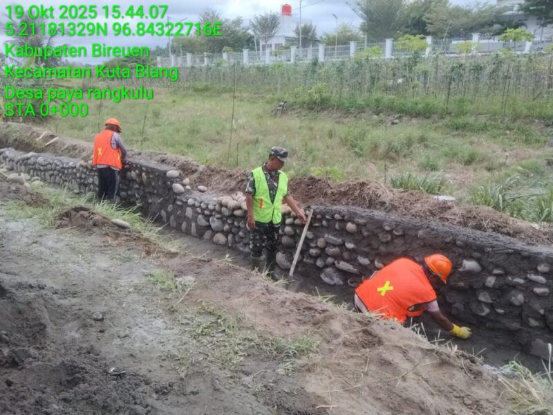 Ratusan Prajurit Kodam IM karya bakti bangun Irigasi di Aceh Utara. dok. Pendam IM