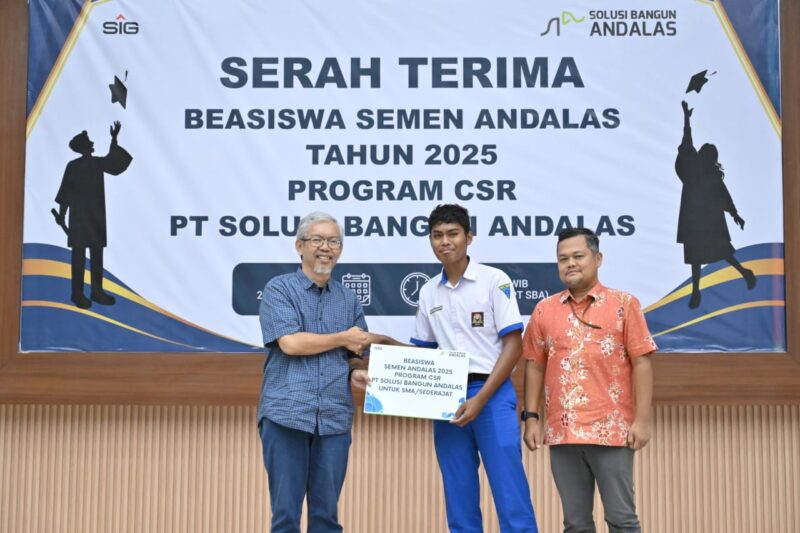 General Manager SBA, Bapak R. Adi Santosa didampingi GA & Comrel Manager SBA, Tafaul Rijal menyerahkan beasiswa Semen Andalas 2025 secara simbolis kepada perwakilan siswa SMA di Andalas Hall, Selasa, 21 Oktober 2025. dok. Ist
