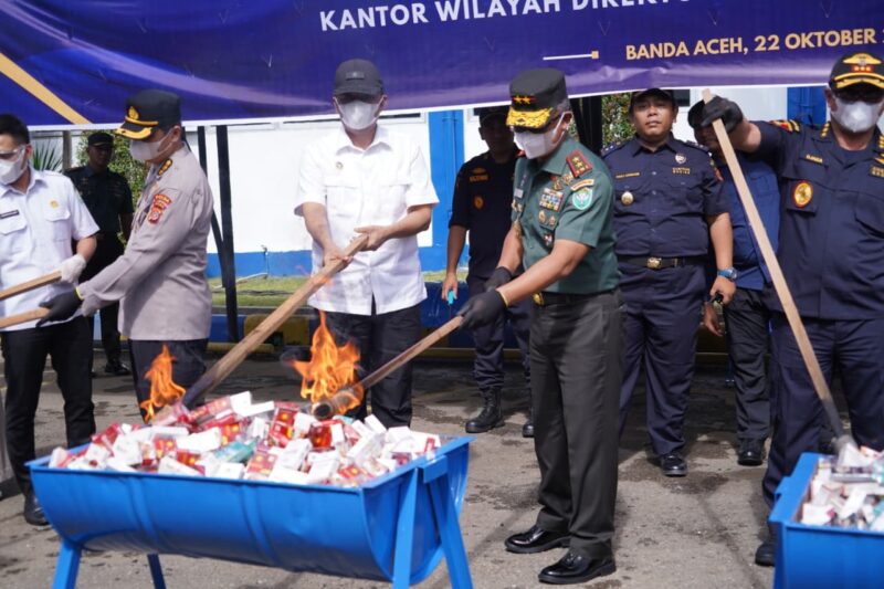 Pangdam Iskandar Muda hadiri pemusnahan barang ilegal bersama Bea Cukai Aceh. dok. Pendam IM