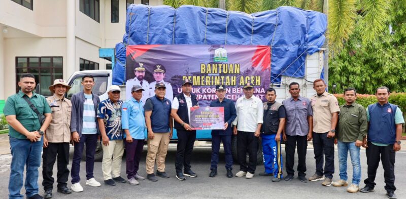 Sekretaris Dinas Sosial Aceh, Chaidir, SE, MM, menyerahkan bantuan korban banjir kepada Bupati Aceh Barat, H. Tarmizi, SP, MM, di halaman Kantor Bupati setempat dan turut disaksikan oleh jajaran pemerintah daerah serta perwakilan masyarakat terdampak. dok. Pemkab Aceh Barat