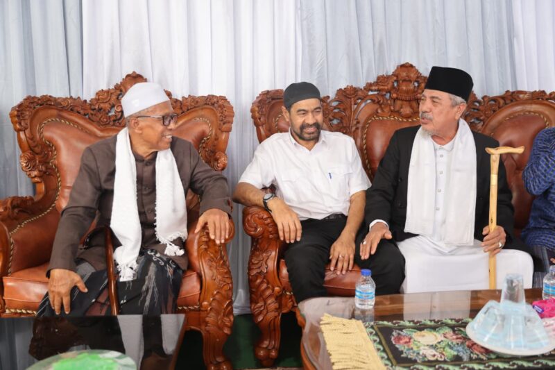 Gubernur Aceh, H. Muzakir Manaf, menghadiri haul ke-5 almarhum Abu Musthafa bin Ahmad atau Abu Paloh Gadeng di Dayah Madinatuddiniyah Darul Huda, Gampong Paloh Gadeng, Kecamatan Dewantara, Kabupaten Aceh Utara, Kamis (23/10/2025). dok. Ist