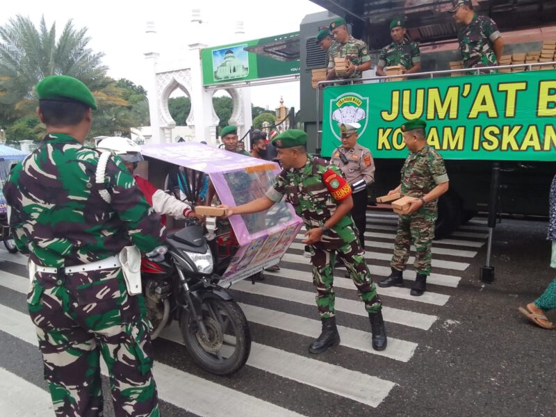 Jumat Berkah, Kodam Iskandar Muda Bagikan 291 Paket Makanan Gratis untuk Warga. dok. Pendam IM