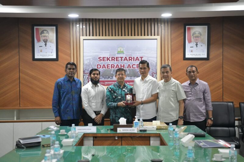 Sekda Aceh, M. Nasir berdiskusi dengan Duta Besar Bangladesh untuk Indonesia, Tarikul Islam, di ruang rapat sekda, Jumat 24 Oktober 2025. Dalam pertemuan itu Pemerintah Bangladesh menyatakan ketertarikannya untuk menjalin berbagai bentuk kerja sama strategis dengan Pemerintah Aceh, terutama di sektor pertanian, pendidikan, kesehatan, dan industri garmen. dok. Ist