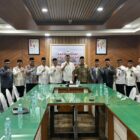 Sekda Aceh, M. Nasir, S.IP, MPA di dampingi Asisten Pemerintahan, Kanwil Kemenag Aceh, serta SKPA terkait menerima silaturrahmi dari
Tim Surve calon Tuan rumah MTQ Nasional Tahun 2028 Kemenag RI yg dipimpin oleh Kasubdit MTQ Dirjen Bimas Islam Kemenag RI (Ust. DR. Rizal Rangkuti, MA) di Ruang Rapat Sekda Aceh, Jum'at, 24 Oktober 2025. dok. Ist