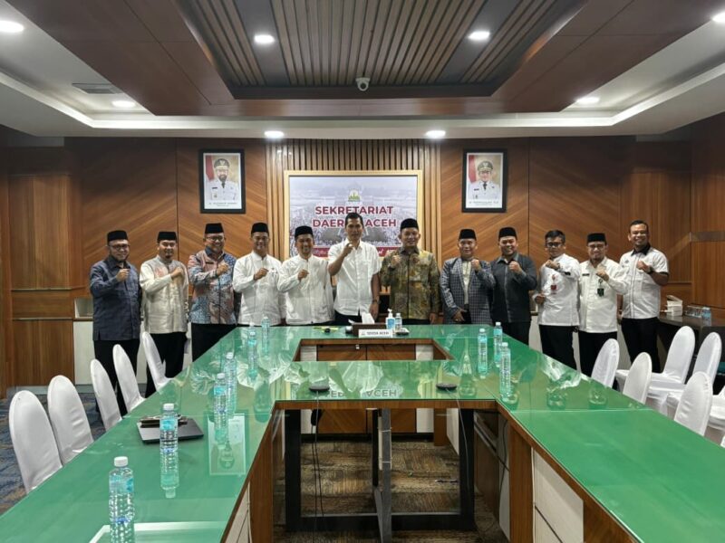 Sekda Aceh, M. Nasir, S.IP, MPA di dampingi Asisten Pemerintahan, Kanwil Kemenag Aceh, serta SKPA terkait menerima silaturrahmi dari
Tim Surve calon Tuan rumah MTQ Nasional  Tahun 2028 Kemenag RI yg dipimpin oleh Kasubdit MTQ Dirjen Bimas Islam Kemenag RI (Ust. DR. Rizal Rangkuti, MA) di Ruang Rapat Sekda Aceh, Jum'at, 24 Oktober 2025. dok. Ist
