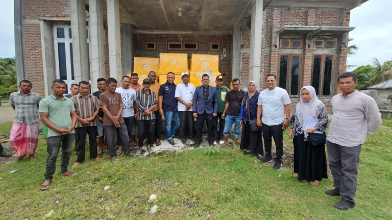Dinas Pangan, Kelautan, dan Perikanan (DPKP) Kabupaten Bireuen membagikan coolbox berkapasitas 220 liter kepada para nelayan di Kecamatan Jeunieb dan Simpang Mamplam. dok. Ist