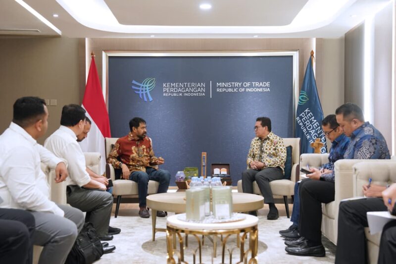 Gubernur Aceh, Muzakir Manaf, melakukan pertemuan dengan Menteri Perdagangan RI Dr. Budi santoso, M.Si membahas terkait Izin Impor Bahan Baku Pabrik Daur Ulang Batery Lithium di KIA Ladong Aceh, di Kantor Kementrian Perdagangan RI, Jakarta, Jum'at, 24 Oktober 2025. dok. Ist