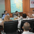 Sekda Aceh, M Nasir, S.IP, MPA, menggelar pertemuan dengan pimpinan perbankan di Aceh untuk membahas persiapan pelaksanaan Aceh Wakaf Summit 2025, di ruang kerja sekda Aceh, Jumat, (24/10/2025). dok. Ist